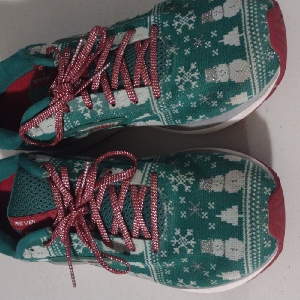 BROOKS Revel 3 Run Merry Holiday Sneakers size 9.5 - men’s